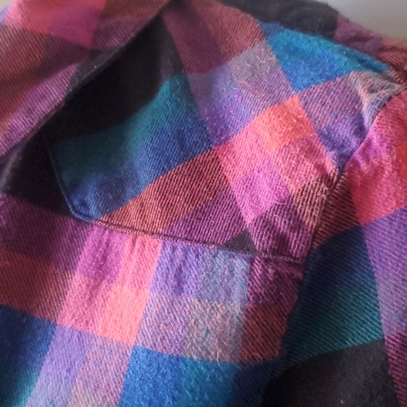 Noisy May perfectly worn in multicolored flannel button up - Picture 3 of 12